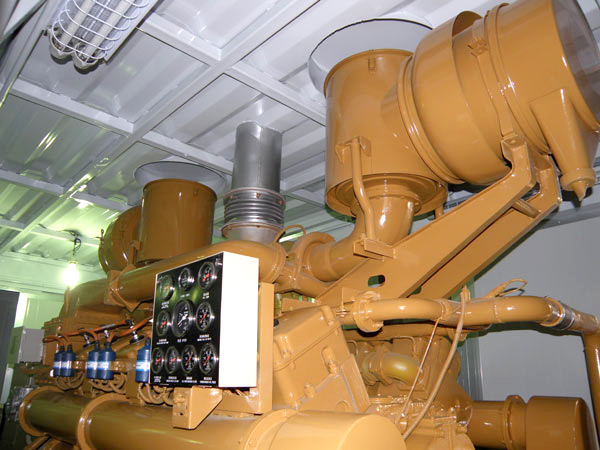 撬装闭式冷却600kW天然气发电机组机房